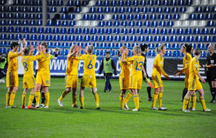 Женская сборная вышла в плей-офф отбора на ЧЕ-2013