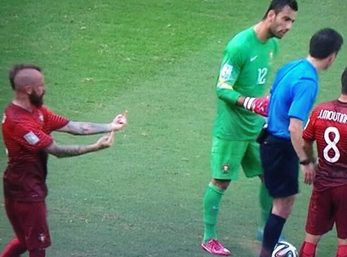Неприличный жест Мейрелеша судье матча Германия - Португалия