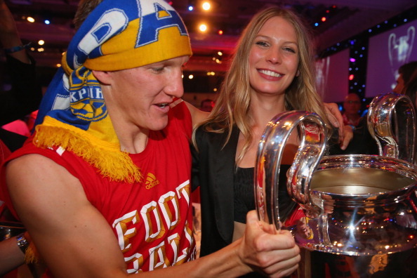 Бастиан Швайнштайгер праздновал победу в шарфе сборной Украины